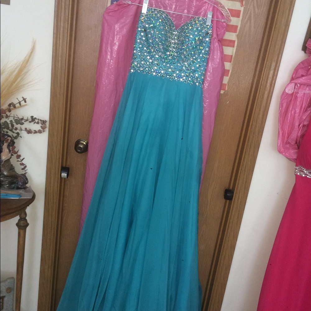Prom dress! - Picture 2 of 8